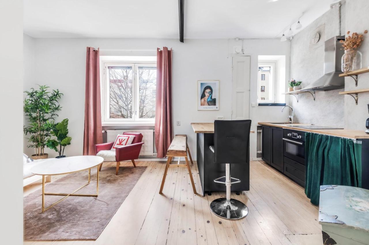 Wehost Modern Kitchen Studio With Bright Colours Apartment Helsinki Exterior photo